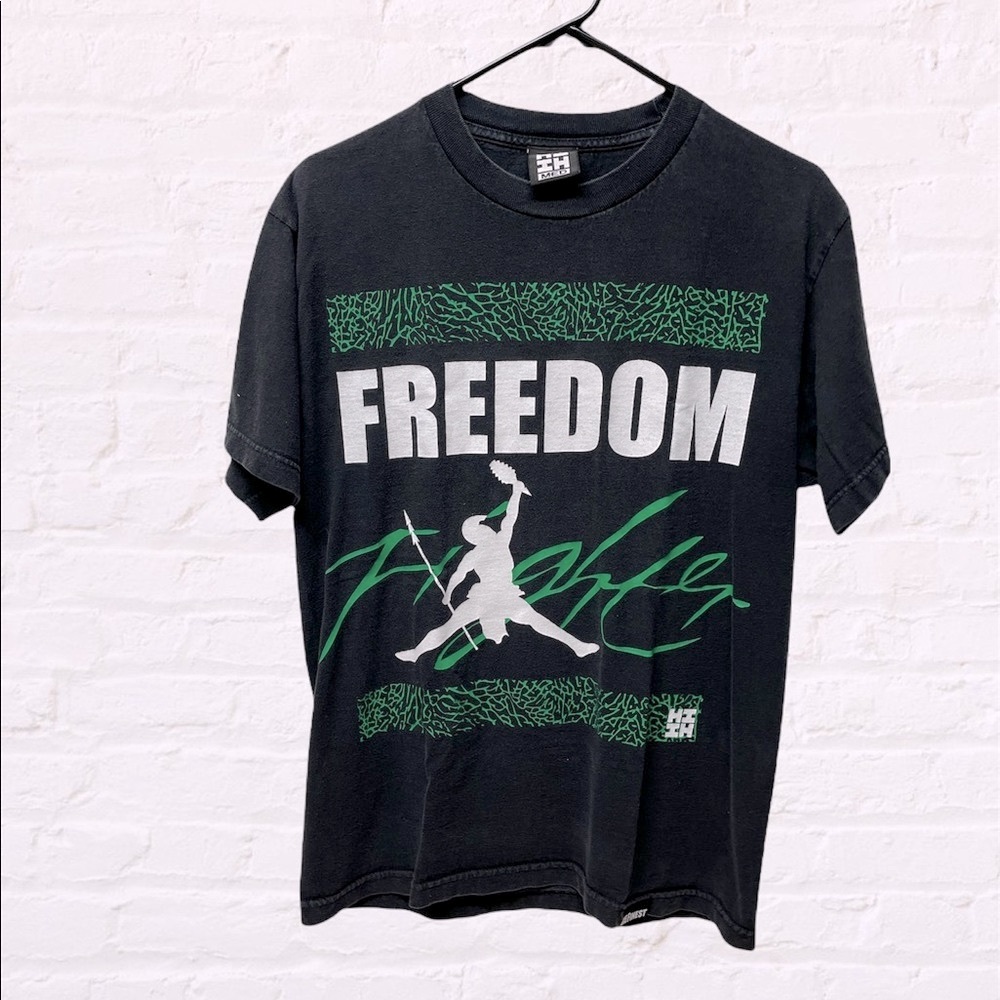 Freedom fights black graphic shirt size medium